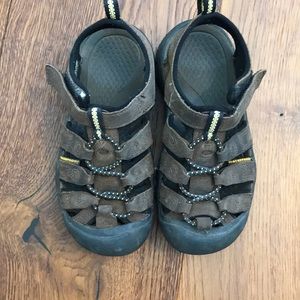Boys keen sandals
